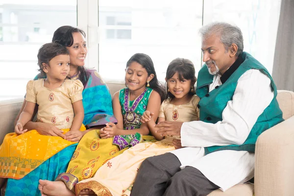 Famille indienne à la maison — Photo