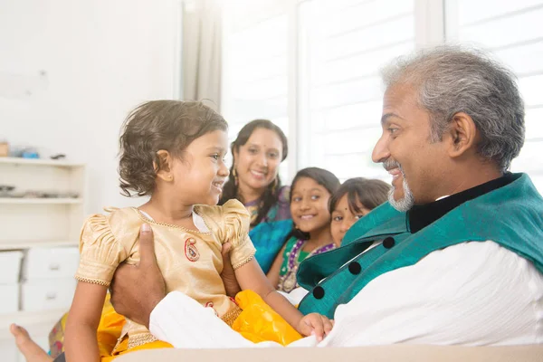 Gelukkig indiaans familie portret — Stockfoto