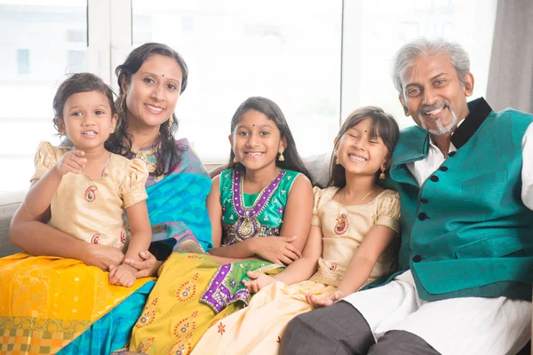 Индийская семья из пяти человек Стоковое Изображение