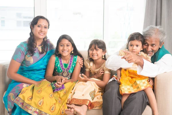 Портрет индийской семьи Стоковое Фото