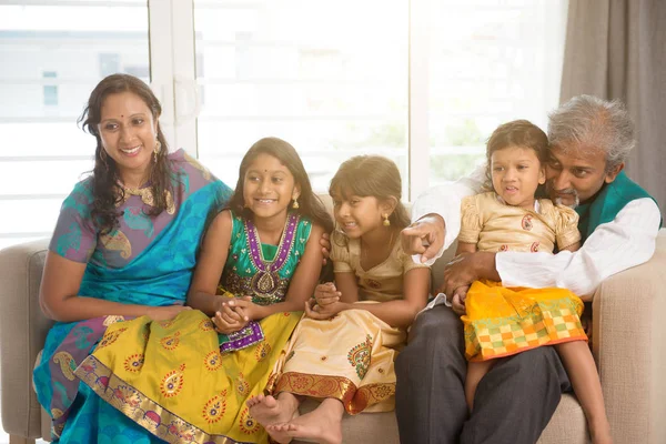 Портрет счастливой индийской семьи Стоковое Изображение