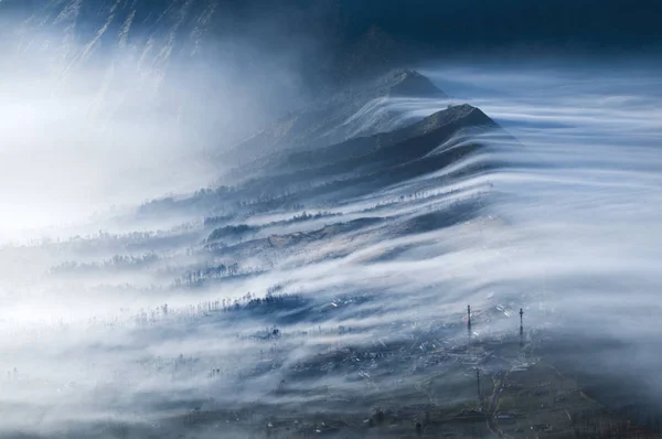 Köd áramlik át Cemoro Lawang — Stock Fotó