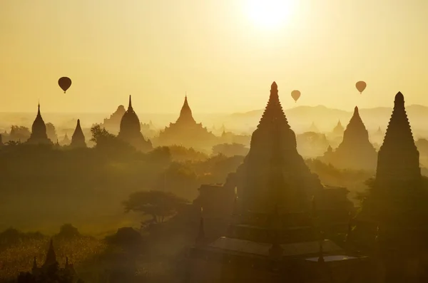 Vista de Bagan con globos de aire caliente —  Fotos de Stock