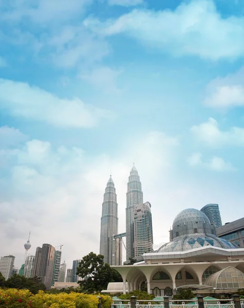 Vista diurna da famosa Mesquita Asy-Syakirin com Torres Petronas — Fotografia de Stock