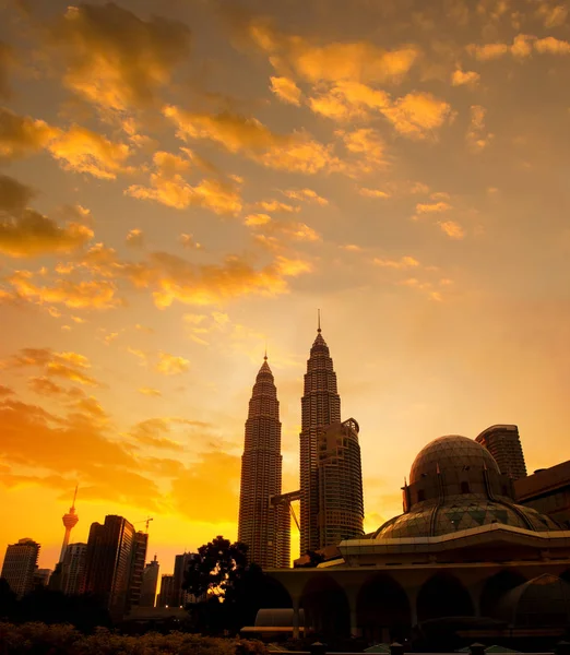 Asy-Syakirin Mosque with Petronas Towers at the background — Stock Photo, Image