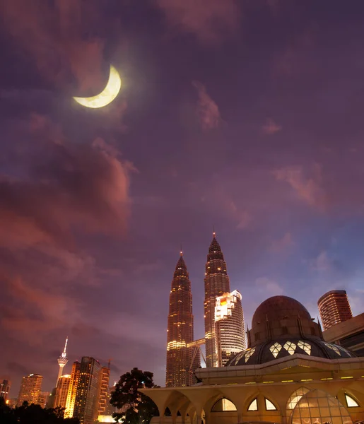 Noční scéna slavných Asy-Syakirin mešity s Petronas Towers — Stock fotografie