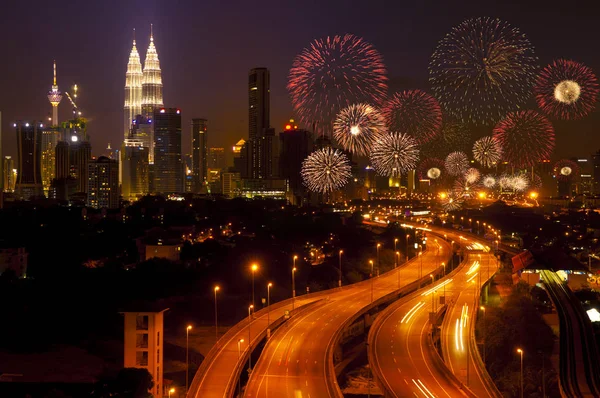 Kuala Lumpur city med fyrverkerier — Stockfoto