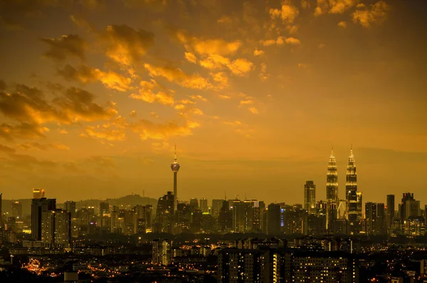 Куала-Лумпур Сіті горизонт в нічний погляд, Малайзія — стокове фото