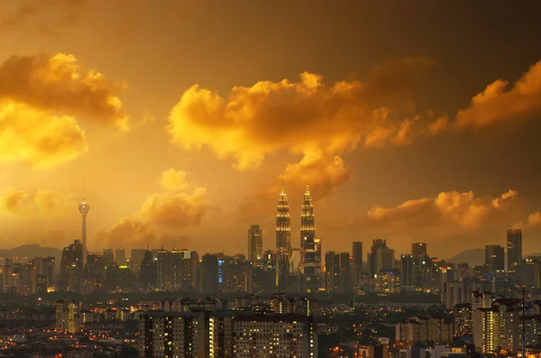 Kuala Lumpurin taivaanrantaan auringonlasku — kuvapankkivalokuva