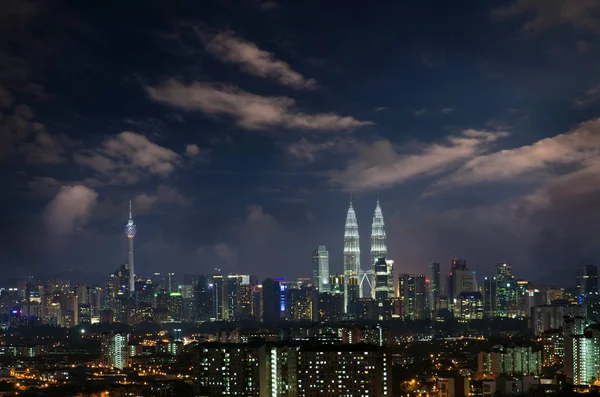 Uitzicht nacht op de skyline van Kuala Lumpur stad — Stockfoto