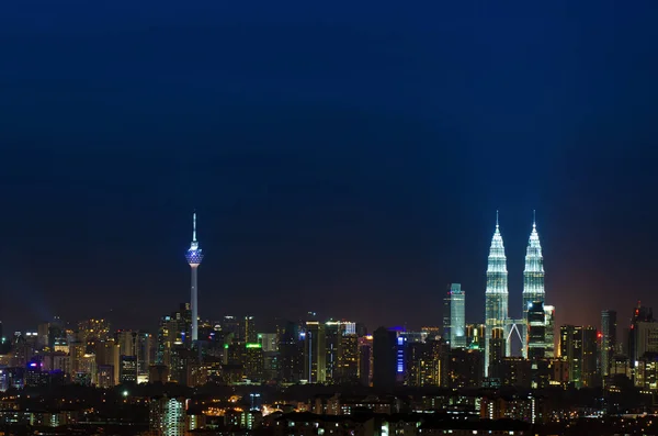 Kuala Lumpur city skyline éjszakai tájkép — Stock Fotó