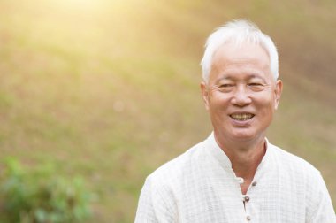 Asyalı yaşlı adam