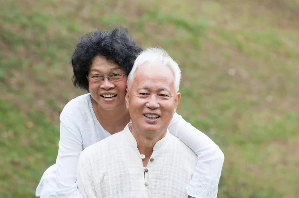 Aziatische Senior (echt) paar outdoor portret. — Stockfoto