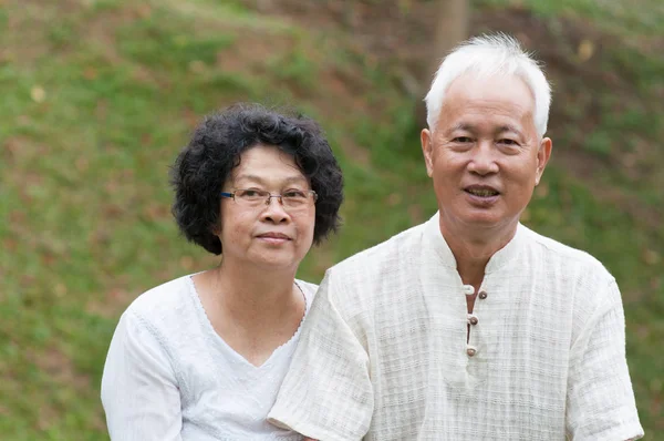 Aziatische Senior (echt) paar buiten. — Stockfoto
