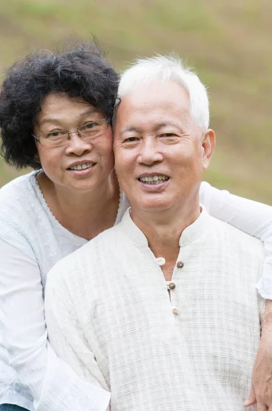 Vieux couple asiatique relaxant en plein air . — Photo