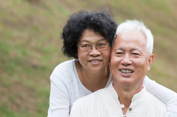 Ancianos pareja asiática relajante al aire libre . — Foto de Stock