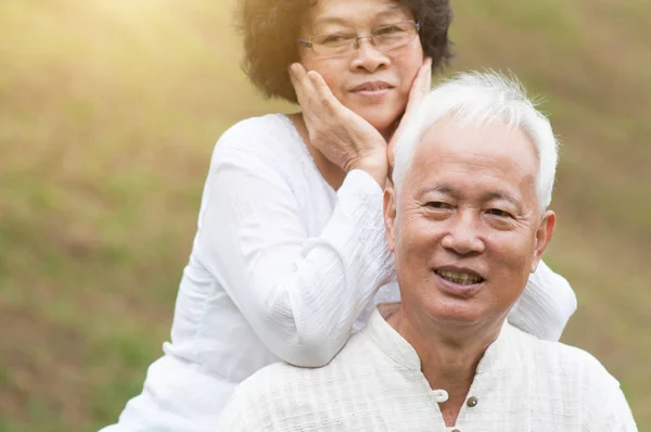 Старая азиатская пара улыбается под открытым небом . — стоковое фото