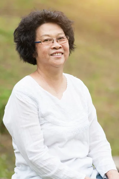 Aziatische oudere vrouw — Stockfoto