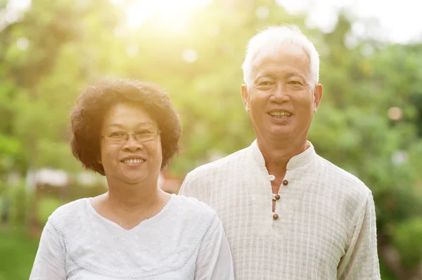 Nöjd äldre asiatiska par. — Stockfoto