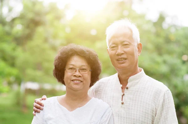 Heureux vieux asiatique couple portrait . — Photo