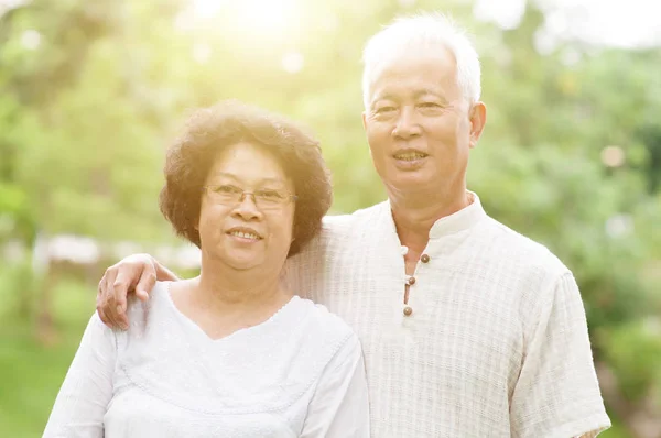 Feliz senior asiático pareja . — Foto de Stock