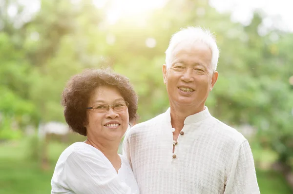 Feliz pareja asiática madura retrato . — Foto de Stock