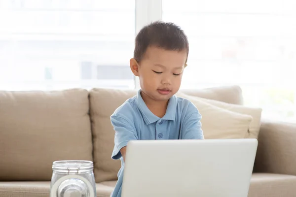 Ásia menino usando computador laptop . — Fotografia de Stock