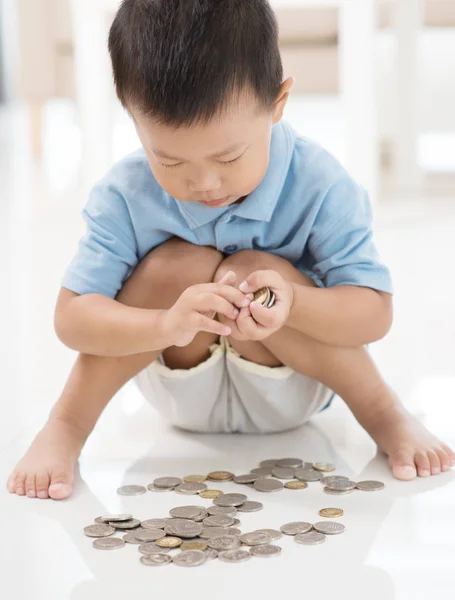 Παιδί αποταμίευση κερμάτων — Φωτογραφία Αρχείου