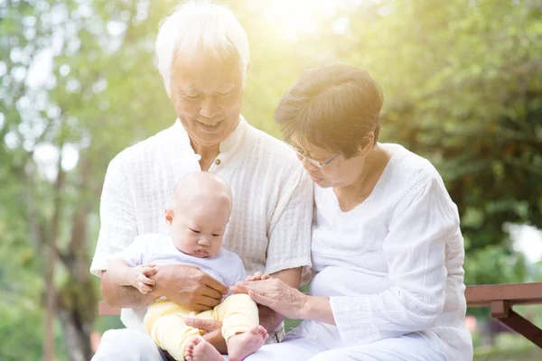 Nonno, nonna e nipote . — Foto Stock