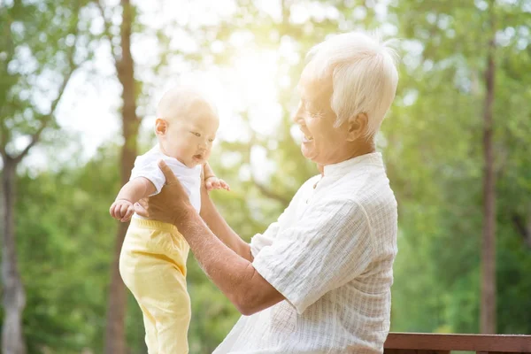 Avós e netos . — Fotografia de Stock
