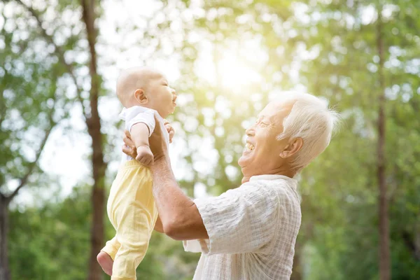 Abuelo llevando nieto . — Foto de Stock