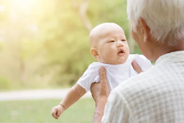 Nonno che porta il nipote . — Foto Stock