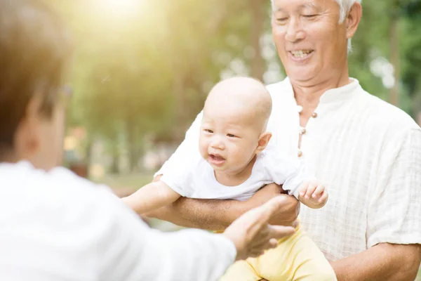 Nonni e nipoti . — Foto Stock