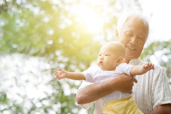 Morfar leker med sonson. — Stockfoto