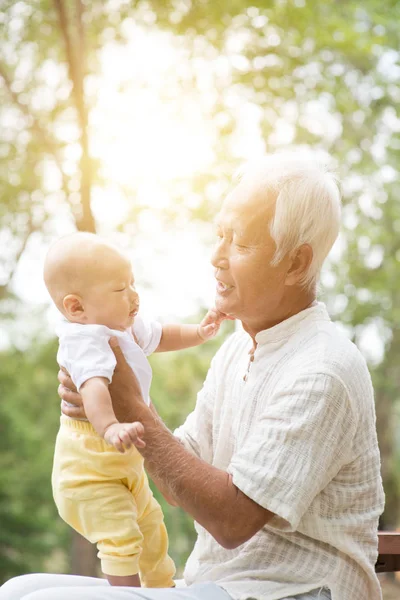 Grand-père jouer avec petit-fils à l'extérieur . — Photo