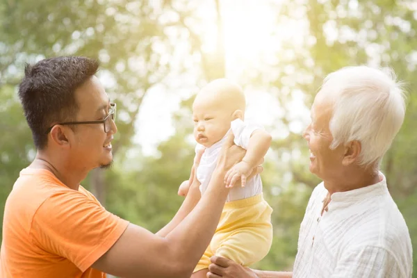 Asiatiska farfar, far och barnbarn. — Stockfoto