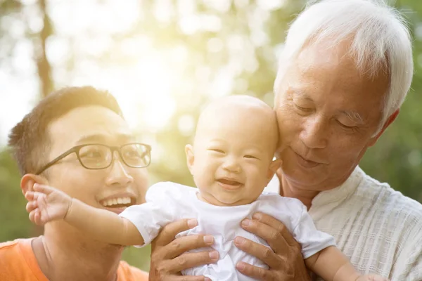 Asiatiska multi generationer familj. — Stockfoto