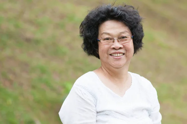 Asiatiska senior kvinna — Stockfoto