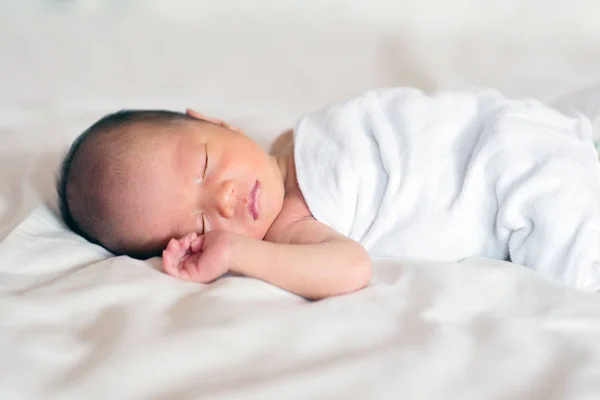 Asiático recién nacido bebé durmiendo — Foto de Stock