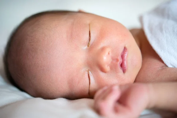 Niño recién nacido durmiendo de cerca — Foto de Stock