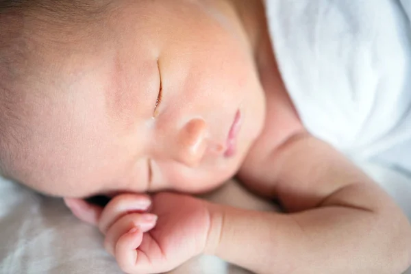 Bebé recién nacido durmiendo de cerca — Foto de Stock