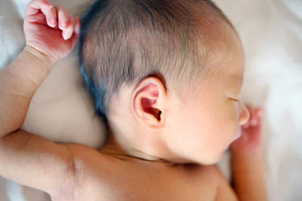 Спящий азиатский новорожденный ребенок — стоковое фото