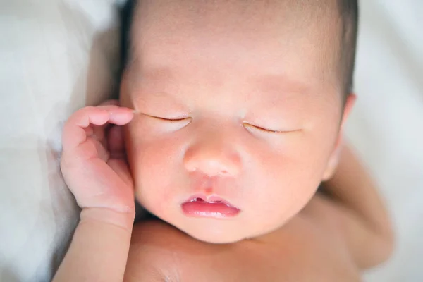 Primer plano recién nacido bebé durmiendo — Foto de Stock