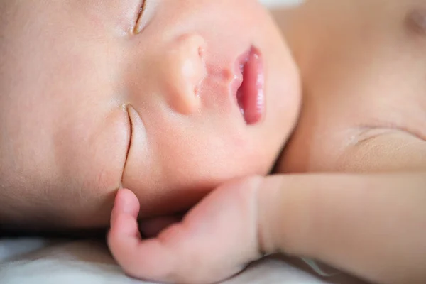 Cerca hasta asiático recién nacido bebé durmiendo — Foto de Stock