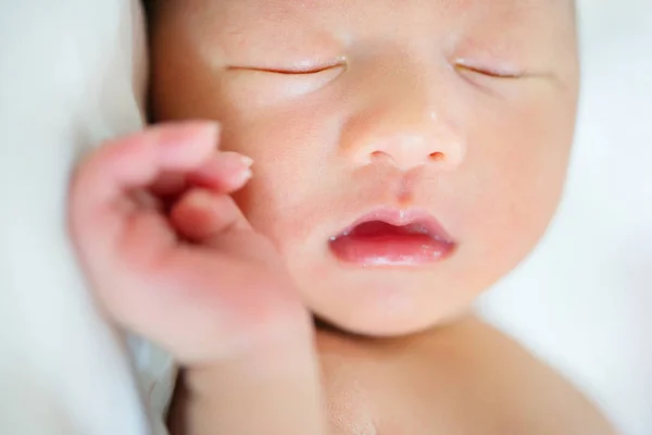 Asiatico nuovo nato bambino sta dormendo — Foto Stock