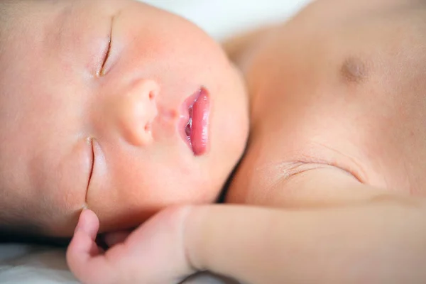 Fechar recém-nascido bebê dormindo — Fotografia de Stock