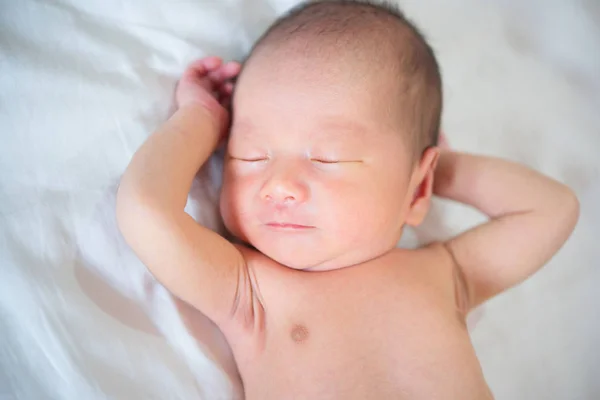 Niño recién nacido de una semana durmiendo — Foto de Stock