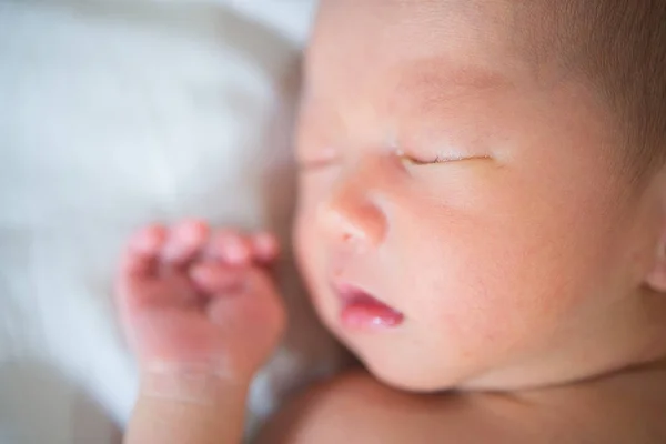 Asiatiska nyfödda bebis sover, närbild — Stockfoto