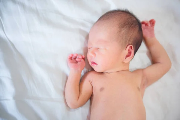Asiatiska nyfödda baby boy sover — Stockfoto