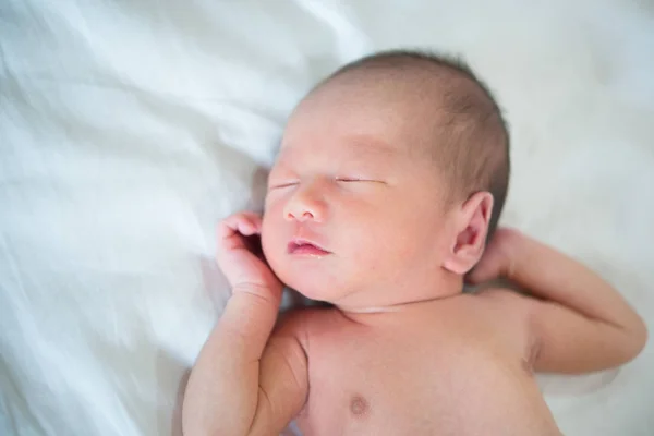 1 週前の生まれたばかりの赤ちゃん睡眠 — ストック写真